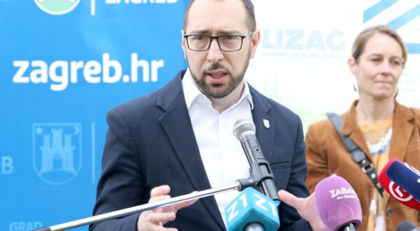 11.04.2024., Zagreb - Gradonacelnik Grada Zagreba Tomislav Tomasevic i zamjenici gradonacelnika Danijela Dolenec i Luka Korlaet obiljezili su stavljanje u pogon prvih suncanih elektrana izgradjenih u sklopu projekta SOLIZAG obilaskom suncane elektranu na Domu za starije osobe Tresnjevka. Photo: Patrik Macek/PIXSELL