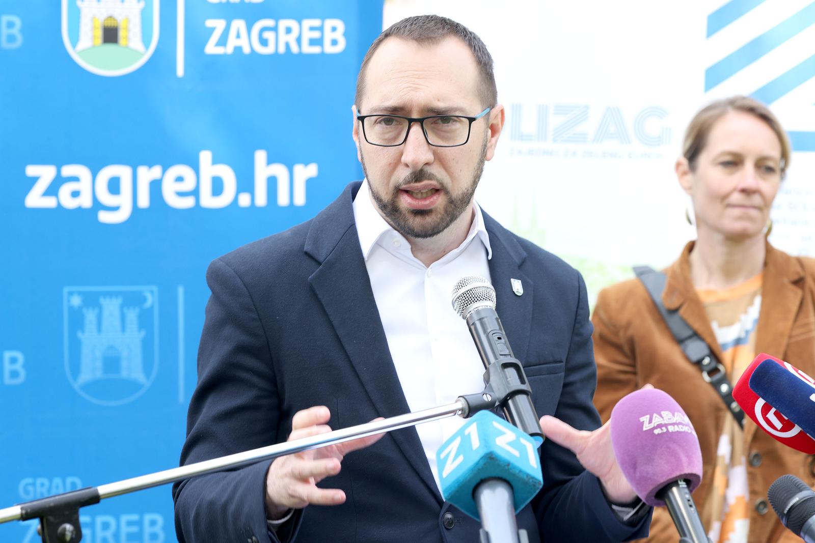 11.04.2024., Zagreb - Gradonacelnik Grada Zagreba Tomislav Tomasevic i zamjenici gradonacelnika Danijela Dolenec i Luka Korlaet obiljezili su stavljanje u pogon prvih suncanih elektrana izgradjenih u sklopu projekta SOLIZAG obilaskom suncane elektranu na Domu za starije osobe Tresnjevka. Photo: Patrik Macek/PIXSELL