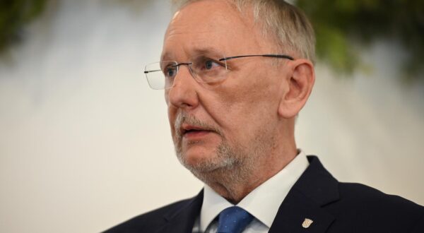 11.04.2024., Zapresic - U Novim dvorima potpisan je ugovor s izvodjacima radova u projektu "Novo ruho Novih dvora". Davor Bozinovic Photo: Marko Juric/PIXSELL