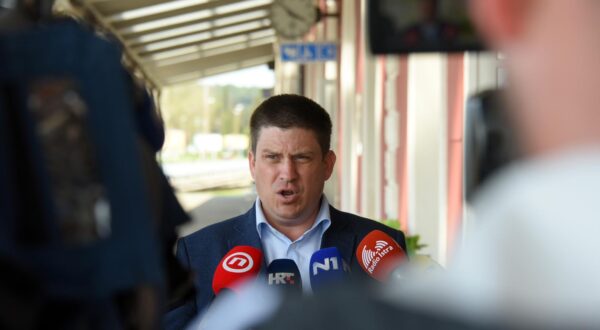 11.04.2024., Pula: Nakon obilaska nekoliko dionica zeljeznicke infrastrukture u Istri, Ministar mora, prometa i infrastrukture, Oleg Butkovic, na pulskom je zeljeznickom koodvoru dao izjavu. Photo: Sasa Miljevic / PIXSELL/PIXSELL