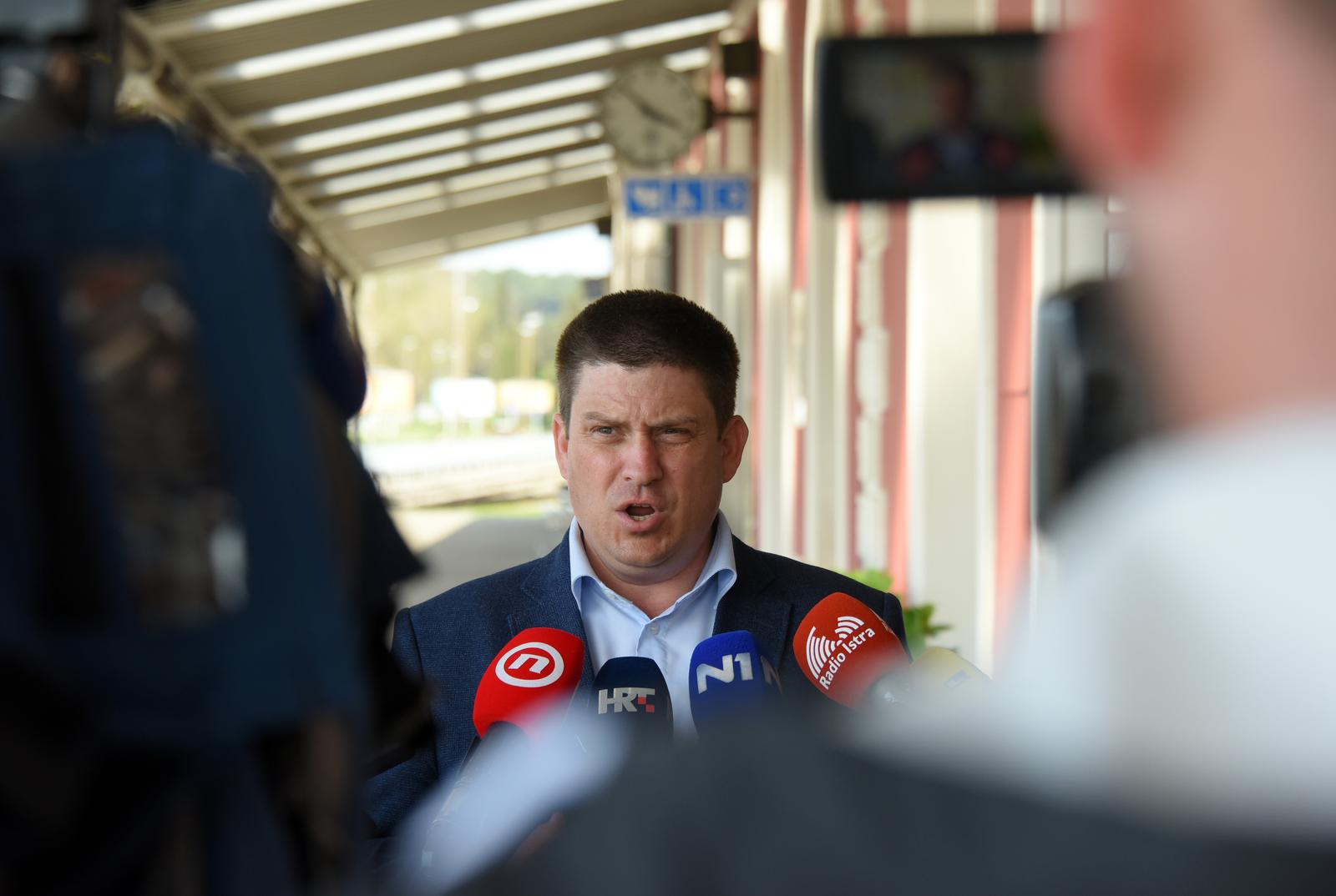 11.04.2024., Pula: Nakon obilaska nekoliko dionica zeljeznicke infrastrukture u Istri, Ministar mora, prometa i infrastrukture, Oleg Butkovic, na pulskom je zeljeznickom koodvoru dao izjavu. Photo: Sasa Miljevic / PIXSELL/PIXSELL