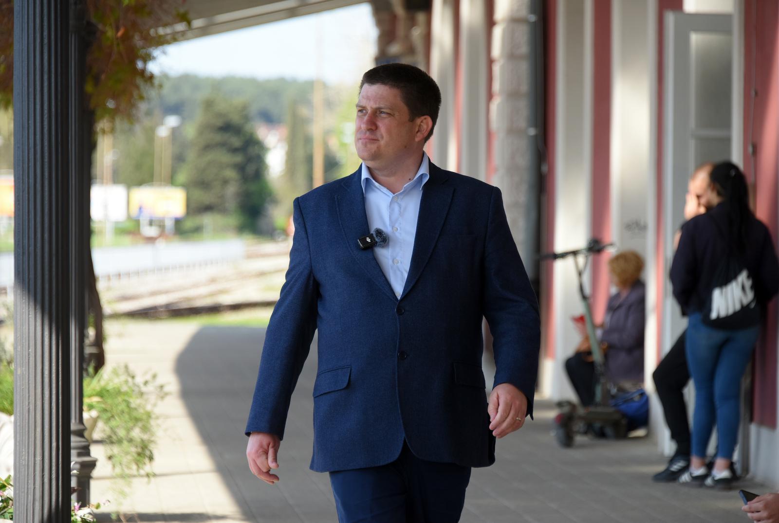 11.04.2024., Pula: Nakon obilaska nekoliko dionica zeljeznicke infrastrukture u Istri, Ministar mora, prometa i infrastrukture, Oleg Butkovic, na pulskom je zeljeznickom koodvoru dao izjavu. Photo: Sasa Miljevic / PIXSELL/PIXSELL