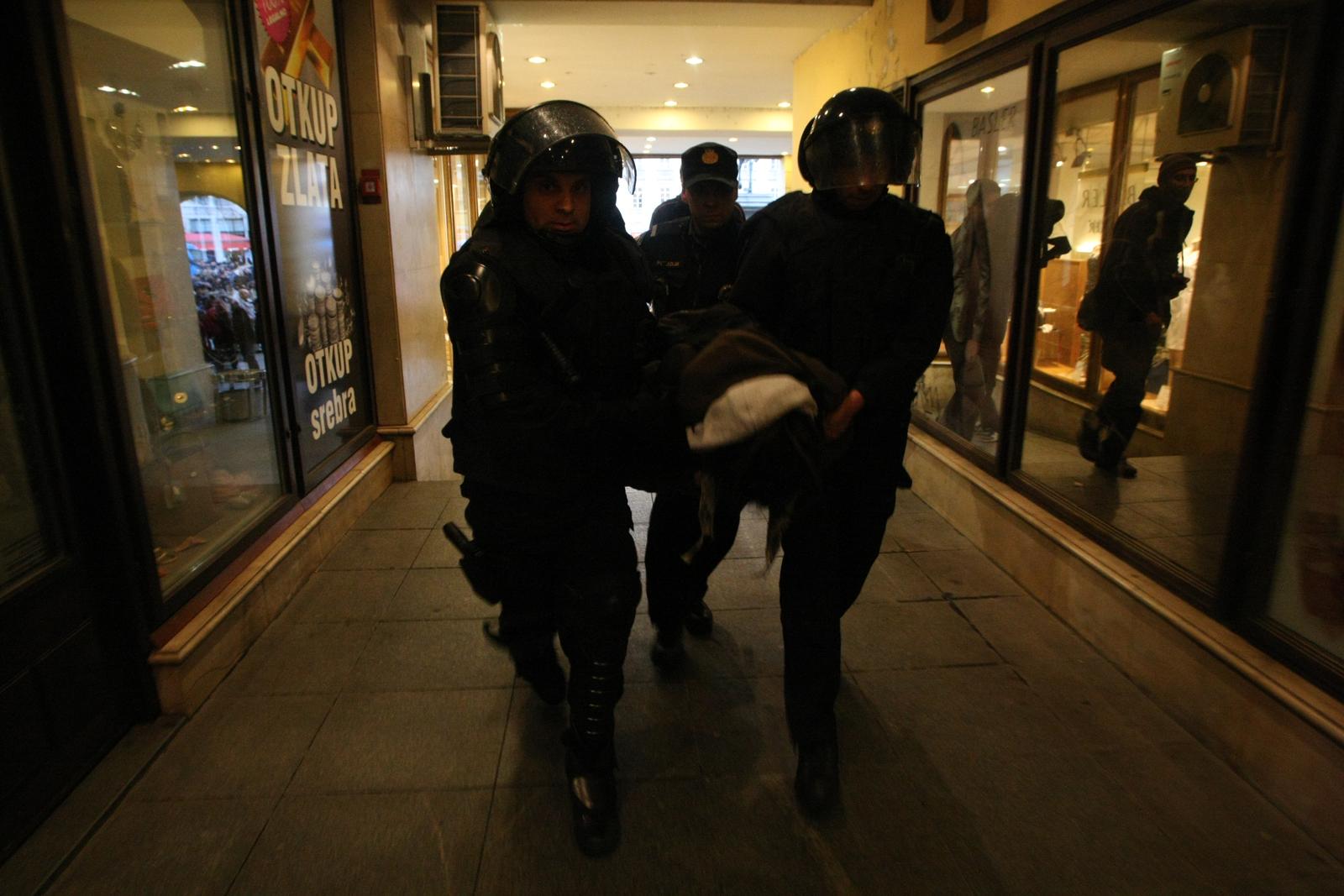 13.04.2012., Zagreb - Na Trgu bana Jelacica kod Zagrebacke banke do 18 sati okupilo oko 150 prosvjednika Gradjanske akcije. Nosili su veliki transparent s natpisom "ujedinjeni protiv fasizma". Nedaleko od njih okupilo se oko 20 ljudi, deklariranih kao ekstremni desnicari. Priveli su dvojicu prosvjednika Gradjanske akcije, nakon sto se skupina prosvjednika pocela naguravati s policijom. Photo: Petar Glebov/PIXSELL