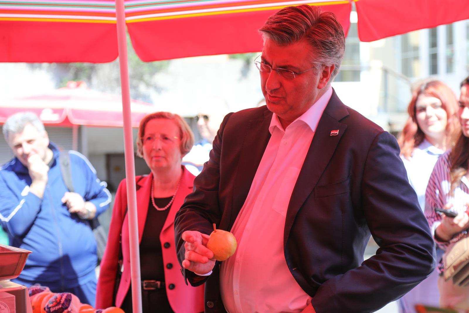 13.04.2024., Zagreb - Predsjednik Vlade RH remijer Andrej Plenkovic posjetio trznicu Dolac te prosetao centrom grada. Photo: Luka Batelic/PIXSELL