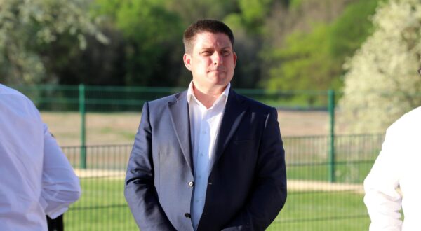 13.04.2024., Krasica - Ministar Oleg Butkovic na predizbornom skupu HDZ-a na nogometnom igralistu u Krasici. Nazocili su i clanovi s liste Tomislav Klaric, Ivan Kirin, Alen Ruzic. Photo: Goran Kovacic/PIXSELL