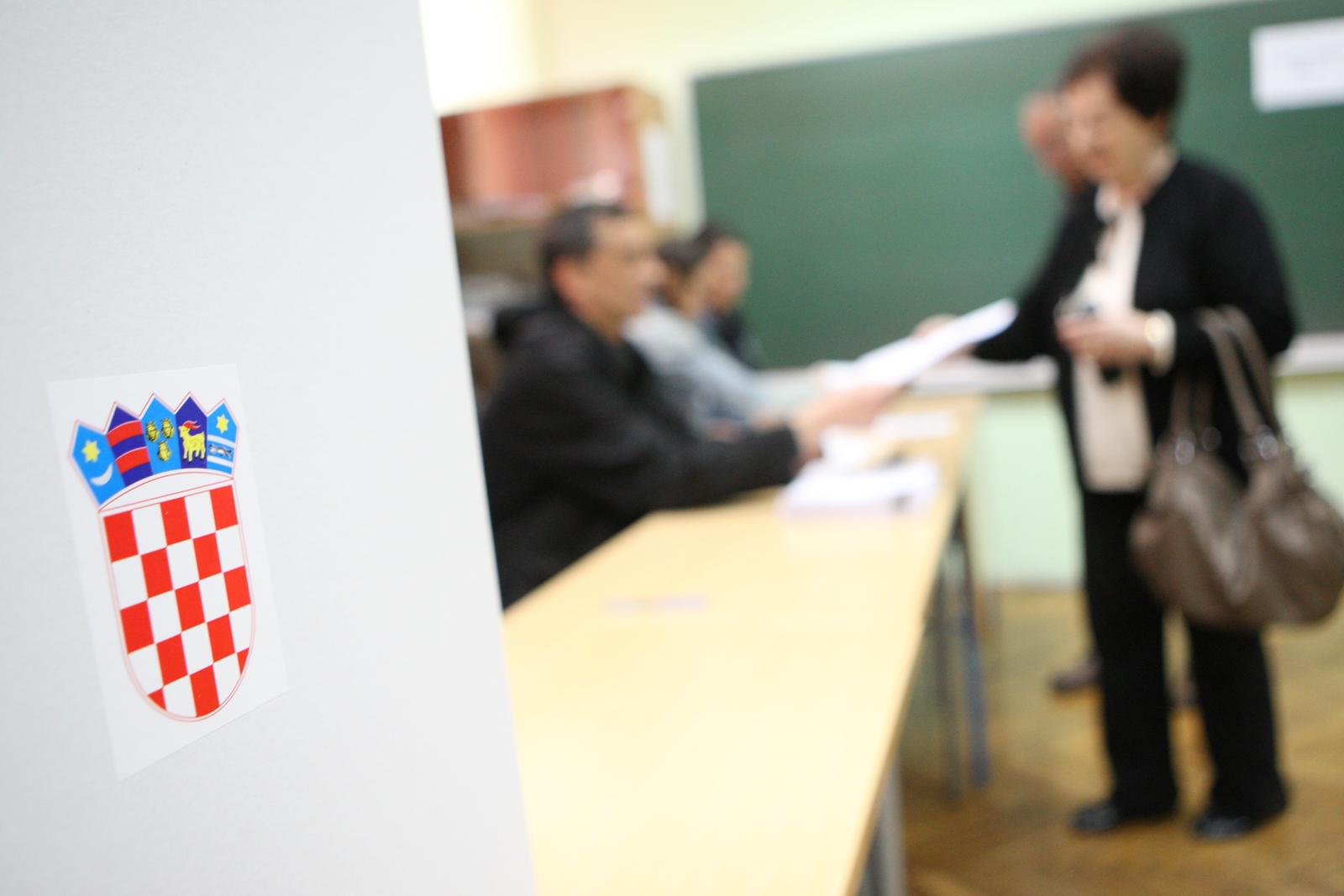 14.04.2013., Split - Gradjani izasli na prve hrvatske izbore za Europarlament. Biraci ce svoijim glasovima izabrati 12 zastupnika koji ce predstavljati Hrvatsku u Europskom parlamentu nakon 1.Srpnja. rPhoto: Ivo Cagalj/PIXSELL