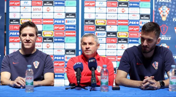 15.04.2024., Zagreb - U KC Drazen Petrovic odrzana je konferencija za medije hrvatske futsal reprezentacije uoci uzvratne utakmice s Poljskom u okviru dodatnih kvalifikacija za Svetsko prvesntvo u Uzbekistanu. Dario Marinovic, izbornik Marinko Mavrovic, Franco Jelovcic Photo: Sanjin Strukic/PIXSELL