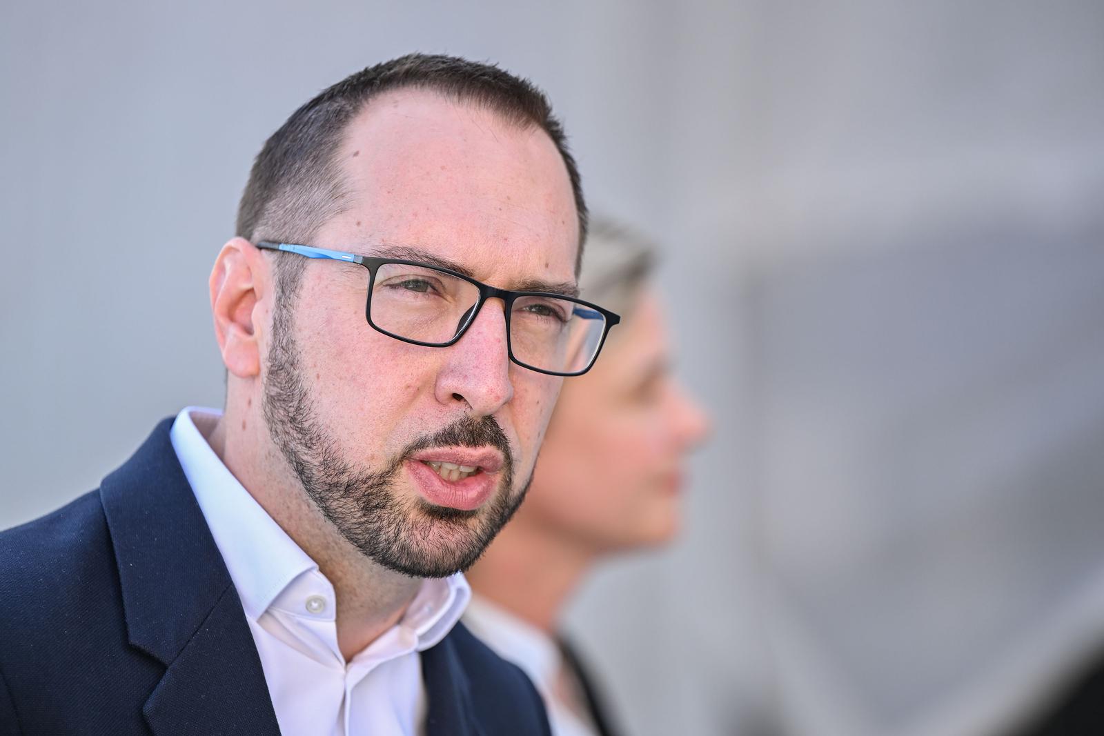 15.4.2024., Zagreb - Koordinatori stranke Mozemo! Sandra Bencic i Tomislav Tomasevic odrzali su zavrsnu predizbornu konferenciju za novinare i uputili poruke uoci izbora. Photo: Neva Zganec/PIXSELL