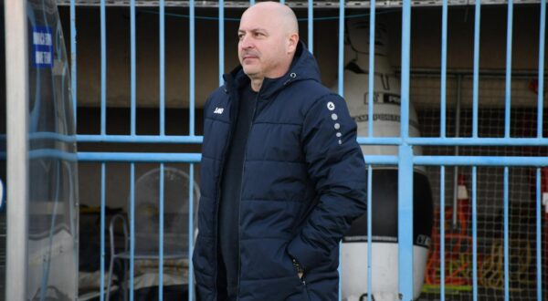 16.02.2024., Gradski stadion Ivan Kusek Apas, Koprivnica - SuperSport HNL, 23. kolo, NK Slaven Belupo - NK Istra 1961. trener Slaven Belupa Roy Ferencina Photo: Damir Spehar/PIXSELL