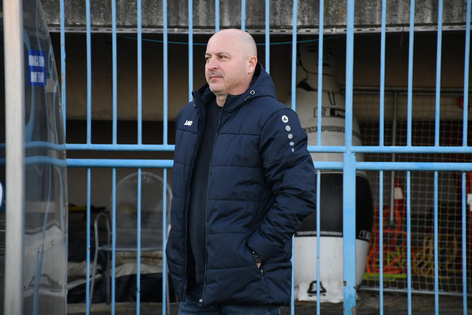 16.02.2024., Gradski stadion Ivan Kusek Apas, Koprivnica - SuperSport HNL, 23. kolo, NK Slaven Belupo - NK Istra 1961. trener Slaven Belupa Roy Ferencina Photo: Damir Spehar/PIXSELL
