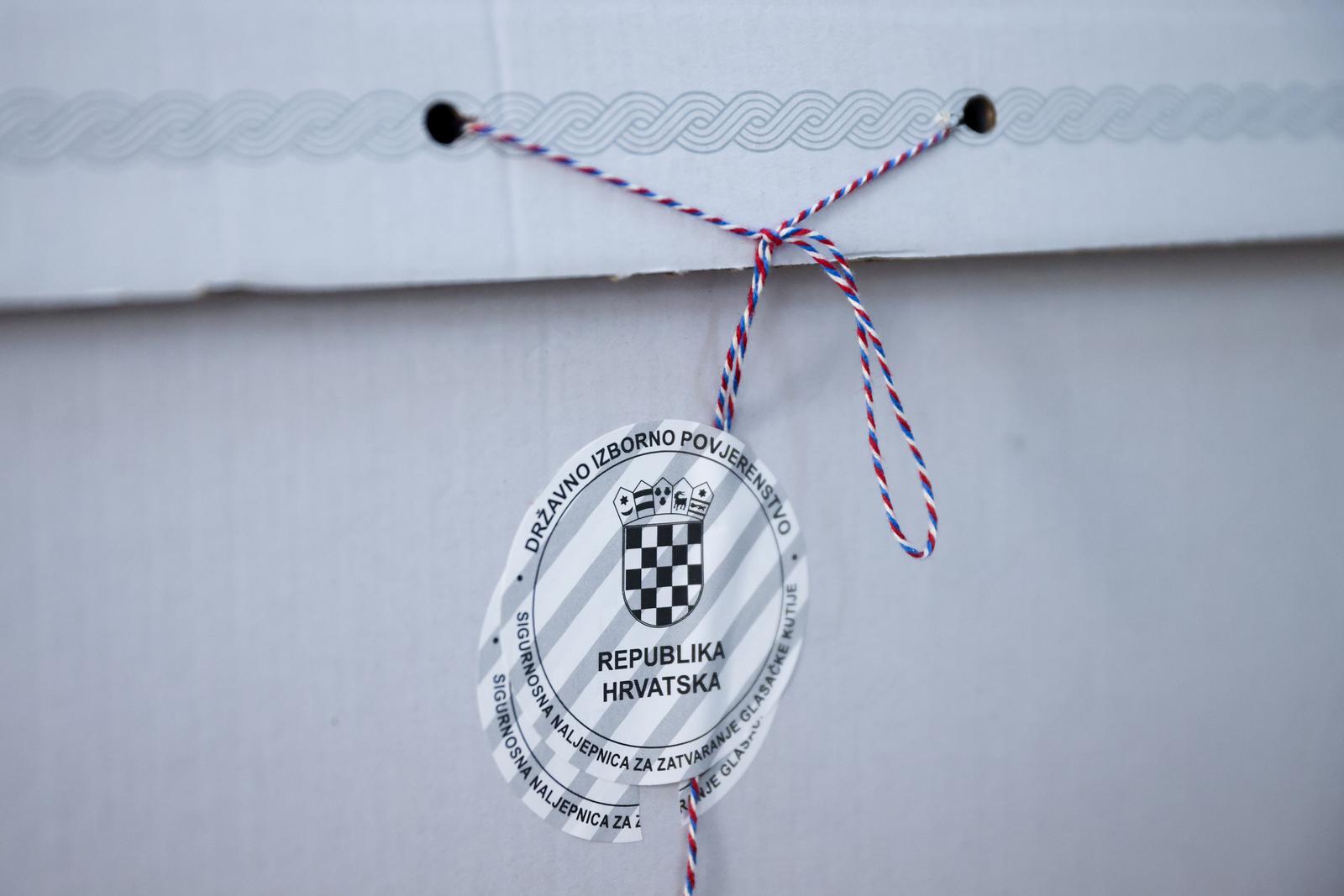 16.04.2024., Vitez, Bosna i Hercegovina - Gradjani BiH koji imaju biracko pravo za parlamentarne izbore u Hrvatskoj jutros su zapoceli glasovanje na 42 mjesta. U BiH je za parlamentarne izbore u Hrvatskoj registrirano 100 tisuca gradjana. Photo: Armin Durgut/PIXSELL