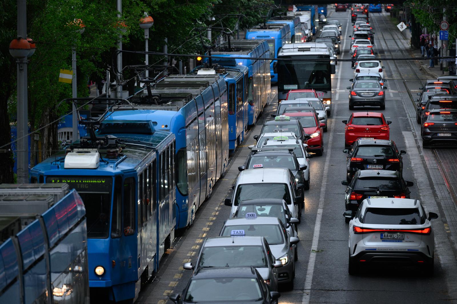 16.04.2024., Zagreb - Velika prometna guzva i zastoj tramvajskog prometa u zagrebackoj Savskoj ulici.
 Photo: Davor Puklavec/PIXSELL