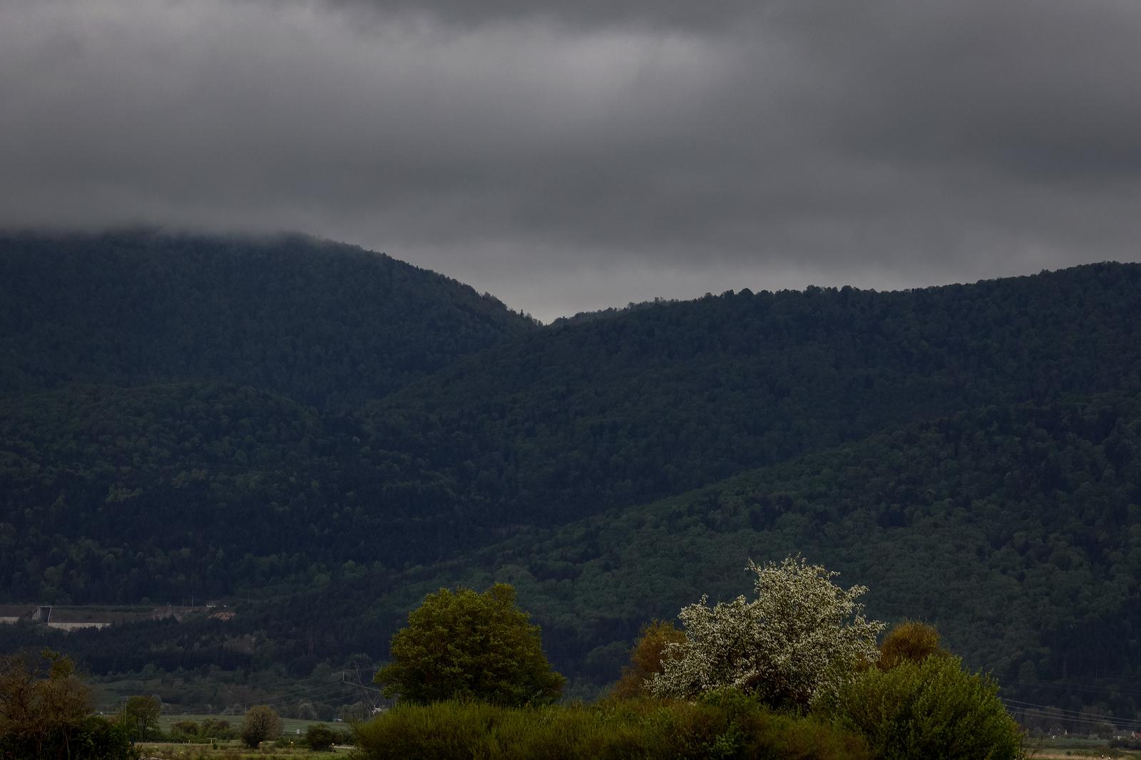 16.04.2024., Vrhovine -  Promjena vremena i naoblacenje pred kisu. Photo: Sime Zelic/PIXSELL