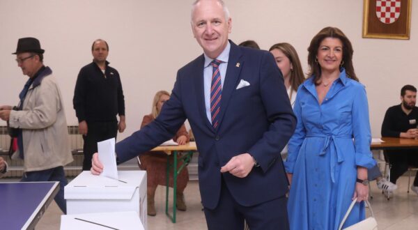 17.04.2024., Split - Kandidat HDZ-a u X. izbornoj jedinici Andro Krstulovic Opara glasovao je na birackom mjestu u prostorijama GK Meje u Njegosevoj 1A.Na Biracko mjesto stigao je u drustvu supruge i kceriju od kojih su jednoj ovo prvi izbori. Photo: Ivo Cagalj/PIXSELL