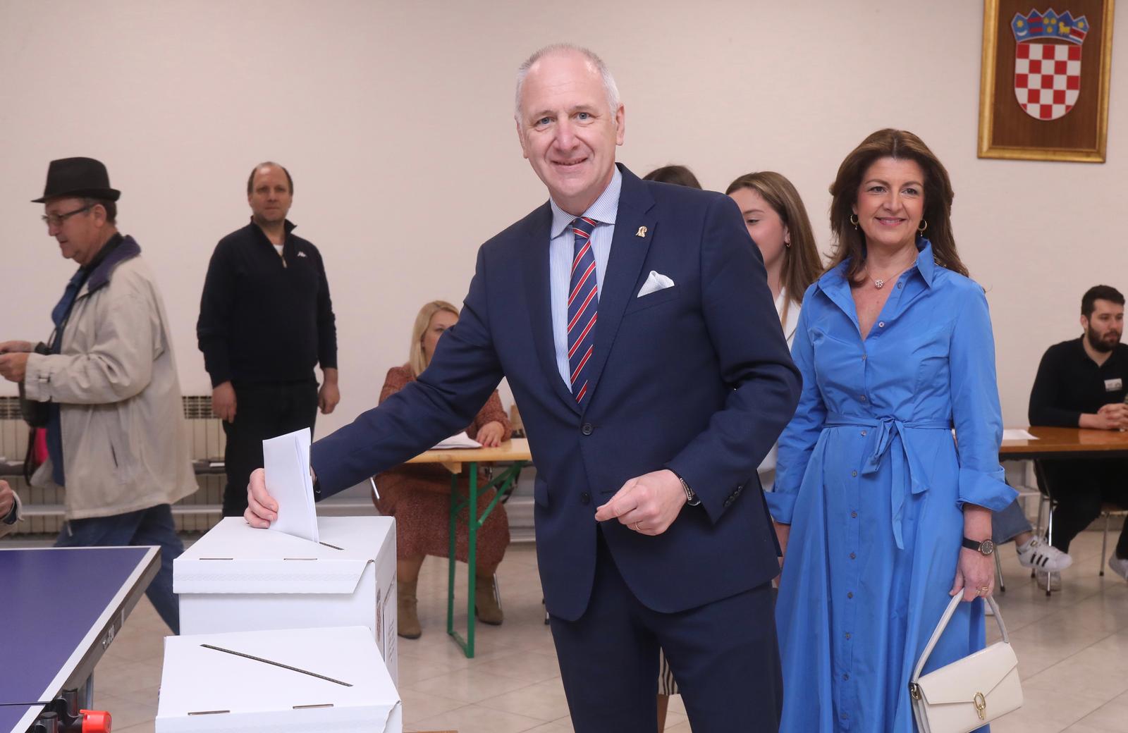 17.04.2024., Split - Kandidat HDZ-a u X. izbornoj jedinici Andro Krstulovic Opara glasovao je na birackom mjestu u prostorijama GK Meje u Njegosevoj 1A.Na Biracko mjesto stigao je u drustvu supruge i kceriju od kojih su jednoj ovo prvi izbori. Photo: Ivo Cagalj/PIXSELL