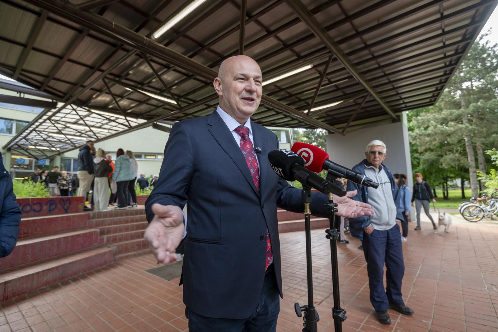 17.04.2024., Zagreb - Nositelj liste koalicije Pravo i pravda i Domovinskog pokreta u I. izbornoj jedinici i predsjednik stranke Pravo i pravda Mislav Kolakusic glasovao je na birackom mjestu 171 u prostorijama I. Osnovne skole Dugave u Skolskom prilazu 7. Photo: Igor Soban/PIXSELL