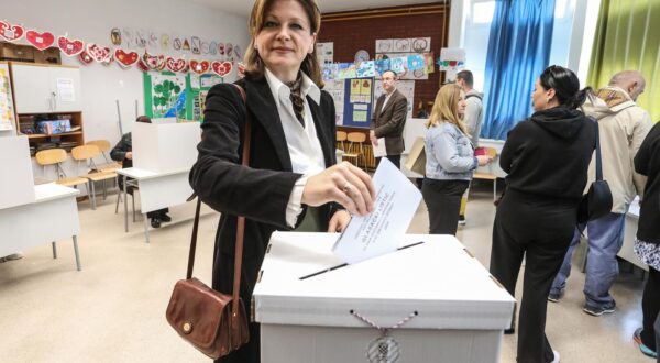 17.04.2024.,Zagreb, predsjednica stranke Odlucnost i Pravednost, Karolina Vidovic Kristo, glasovala na birackom mjestu OS Dragutina Tadijanovica u Stenjevcu.

  Photo: Robert Anic/PIXSELL