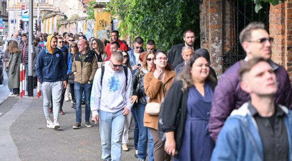 17.4.2024., Zagreb - Na biralistu u Varsavskoj ulici se stvorila velika guzva. Photo: Neva Zganec/PIXSELL