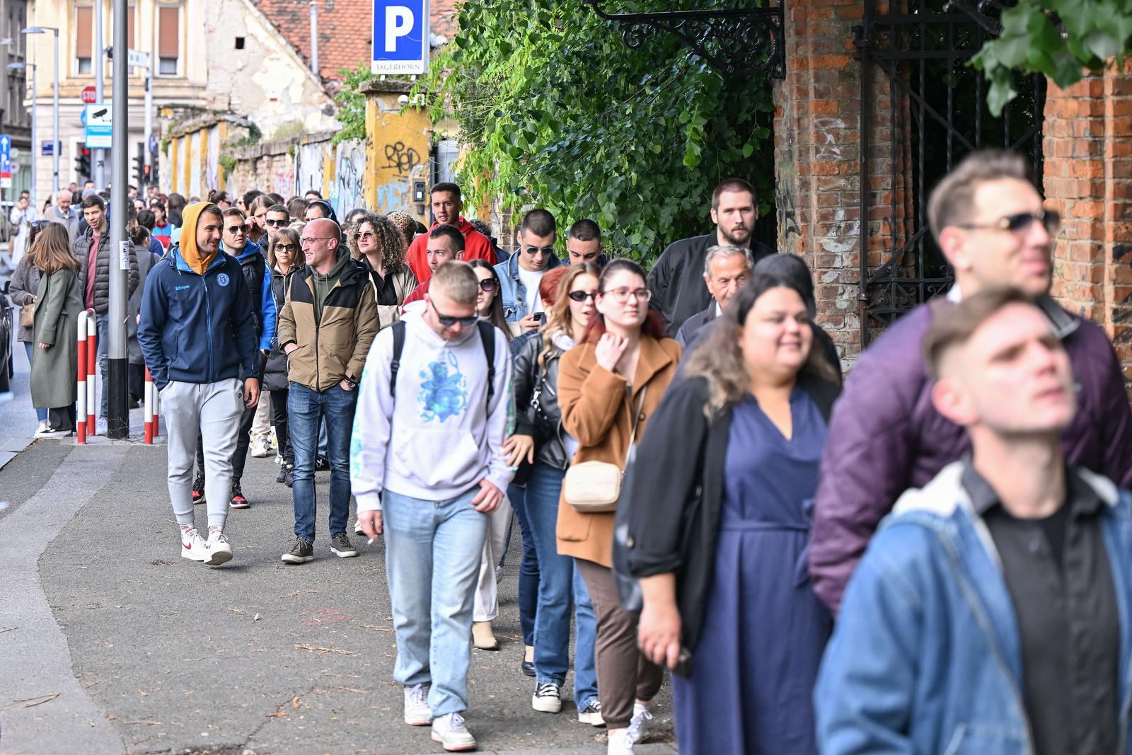17.4.2024., Zagreb - Na biralistu u Varsavskoj ulici se stvorila velika guzva. Photo: Neva Zganec/PIXSELL