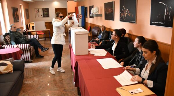 17.04.2024., Virovitica  - Parlamentarni izbori 2024. Neuobicajene lokacije za biralista. Gradjani Virovitice osjecali su se poput glumaca jer glasali su na crvenom tepihu s obzirom da je biracko mjesto bilo Gradsko kazaliste Virovitica Photo: Damir Spehar/PIXSELL
