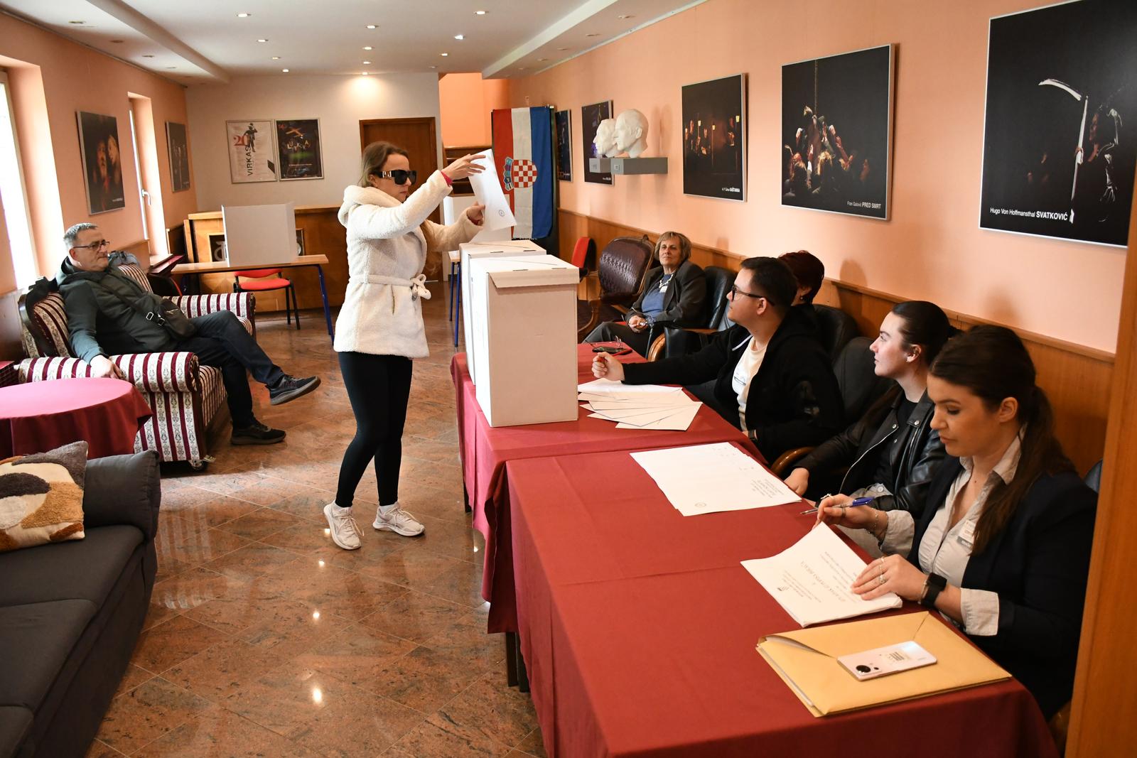 17.04.2024., Virovitica  - Parlamentarni izbori 2024. Neuobicajene lokacije za biralista. Gradjani Virovitice osjecali su se poput glumaca jer glasali su na crvenom tepihu s obzirom da je biracko mjesto bilo Gradsko kazaliste Virovitica Photo: Damir Spehar/PIXSELL