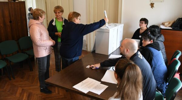 17.04.2024., Virovitica  - Parlamentarni izbori 2024. Neuobicajene lokacije za biralista. Gradjani Virovitice glasali u Veterinarskoj  stanici. Photo: Damir Spehar/PIXSELL