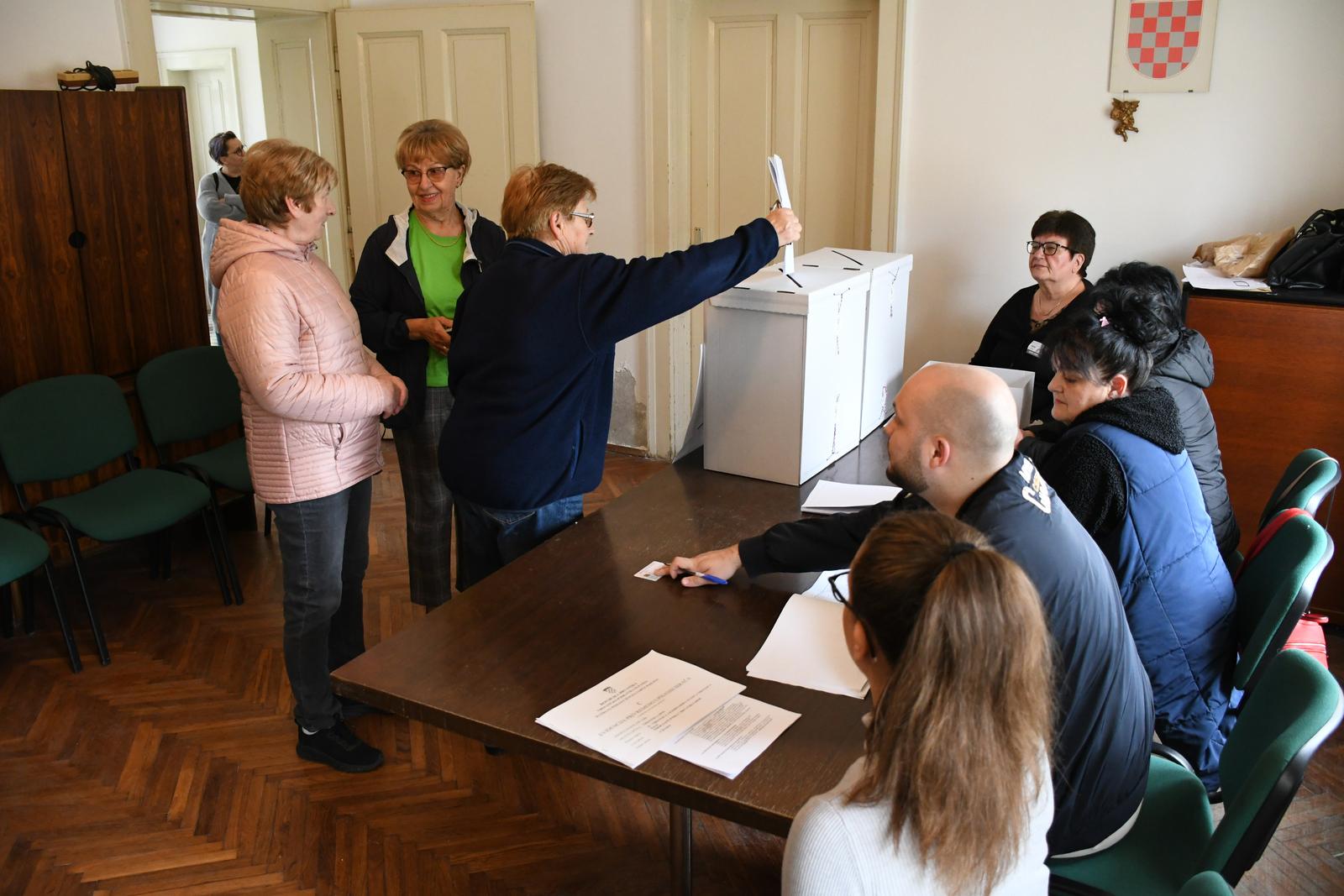 17.04.2024., Virovitica  - Parlamentarni izbori 2024. Neuobicajene lokacije za biralista. Gradjani Virovitice glasali u Veterinarskoj  stanici. Photo: Damir Spehar/PIXSELL