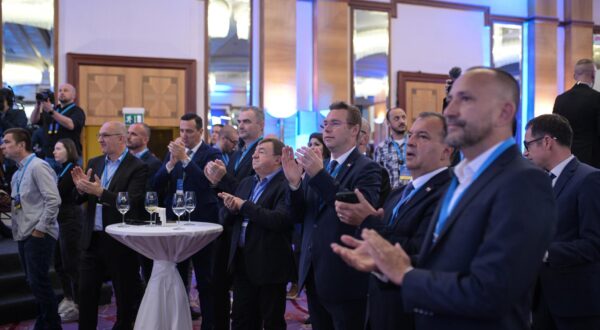 17.04.2024., Zagreb - Docek izbornih rezultata za Hrvatski saboru u stozeru Hrvatske demokratske zajednice (HDZ), Hrvatsko socijalno-libaralne stranke (HSLS), Hrvatske demokrscanske stranke (HDS), Hrvatske narodne stranke (HNS) i Hrvatske stranke umirovljenika (HSU) u hotelu Westin.

 Photo: Igor Soban/PIXSELL