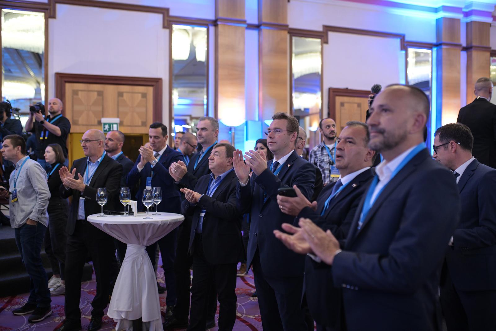 17.04.2024., Zagreb - Docek izbornih rezultata za Hrvatski saboru u stozeru Hrvatske demokratske zajednice (HDZ), Hrvatsko socijalno-libaralne stranke (HSLS), Hrvatske demokrscanske stranke (HDS), Hrvatske narodne stranke (HNS) i Hrvatske stranke umirovljenika (HSU) u hotelu Westin.

 Photo: Igor Soban/PIXSELL