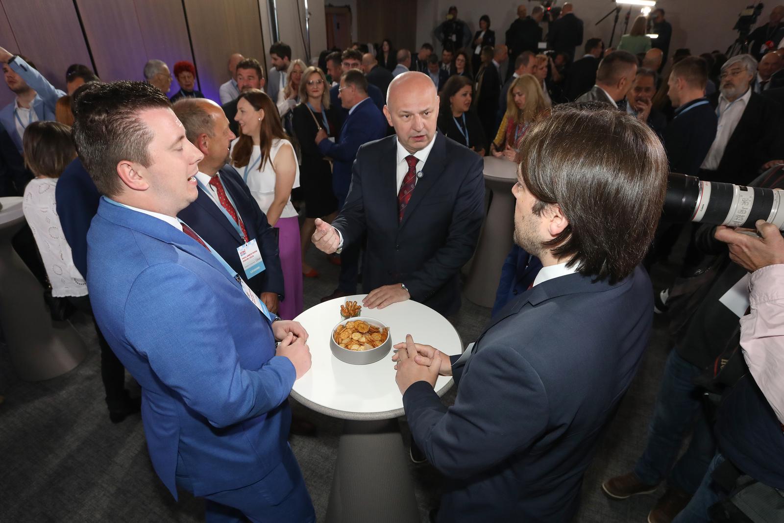 17.04.2024., Zagreb - Docek izbornih rezultata za Hrvatski saboru u stozeru Domovinskog pokreta, Prava i pravde, Bloka za Hrvatsku (BLOK) i Agramera - Nezavisne liste u hotelu International. Mislav Kolakusic Photo: Robert Anic/PIXSELL