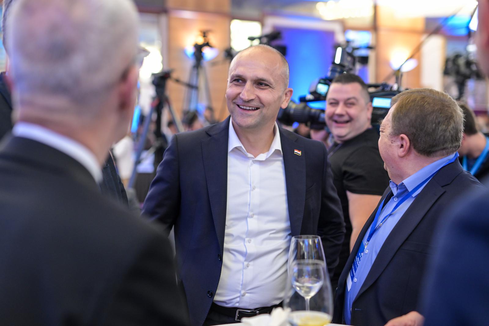 17.04.2024., Zagreb - Docek izbornih rezultata za Hrvatski saboru u stozeru Hrvatske demokratske zajednice (HDZ), Hrvatsko socijalno-libaralne stranke (HSLS), Hrvatske demokrscanske stranke (HDS), Hrvatske narodne stranke (HNS) i Hrvatske stranke umirovljenika (HSU) u hotelu Westin. Ivan Anusic Photo: Igor Soban/PIXSELL