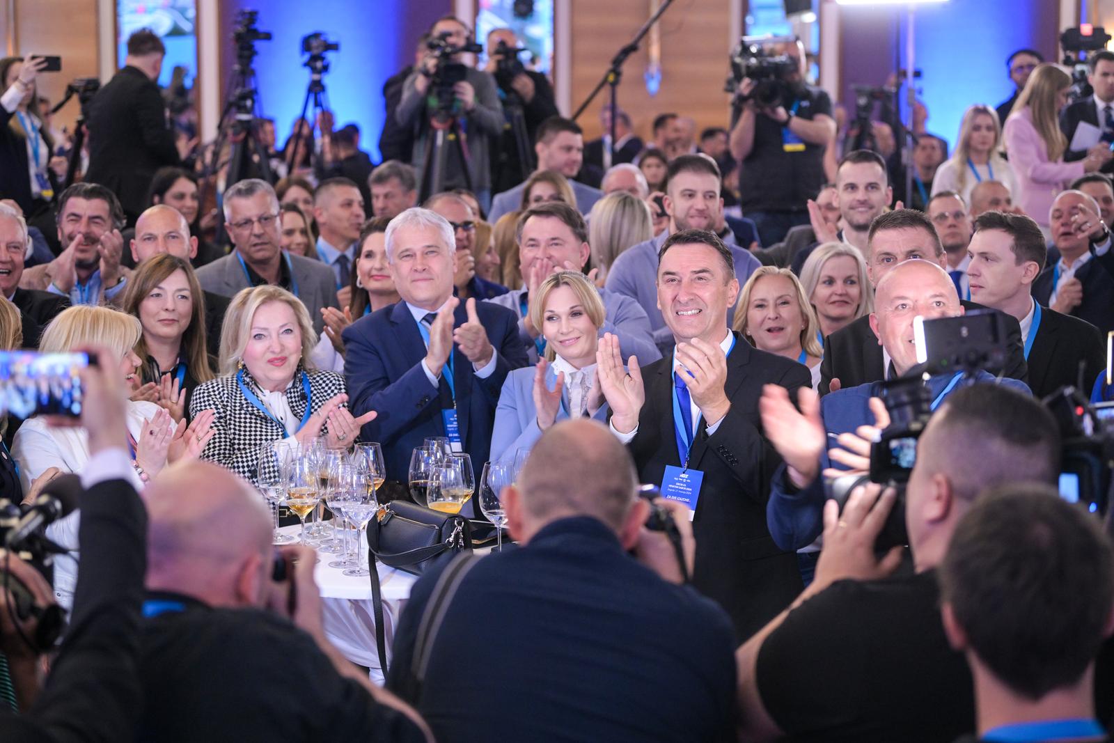 17.04.2024., Zagreb - Docek izbornih rezultata za Hrvatski saboru u stozeru Hrvatske demokratske zajednice (HDZ), Hrvatsko socijalno-libaralne stranke (HSLS), Hrvatske demokrscanske stranke (HDS), Hrvatske narodne stranke (HNS) i Hrvatske stranke umirovljenika (HSU) u hotelu Westin.

 Photo: Igor Soban/PIXSELL
