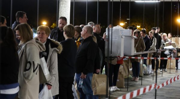 17.04.2024., Zagreb – Ljudi iz birackih odbora stoje u redu s kutijama birackih listica ispred Drzavnog izbornog povjerenstva. Photo: Sanjin Strukic/PIXSELL