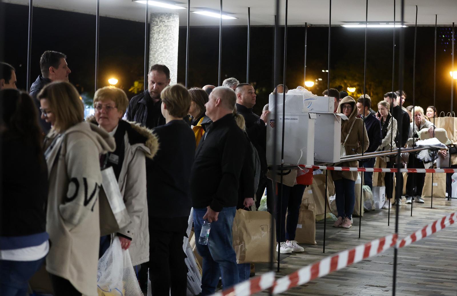 17.04.2024., Zagreb – Ljudi iz birackih odbora stoje u redu s kutijama birackih listica ispred Drzavnog izbornog povjerenstva. Photo: Sanjin Strukic/PIXSELL