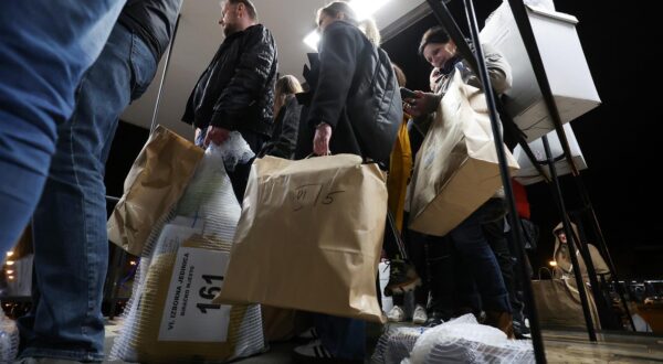 17.04.2024., Zagreb – Ljudi iz birackih odbora stoje u redu s kutijama birackih listica ispred Drzavnog izbornog povjerenstva. Photo: Sanjin Strukic/PIXSELL