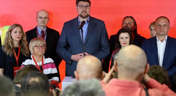17.04.2024., Zagreb - Docek izbornih rezultata za Hrvatski saboru u stozeru koalicije Rijeke pravde koju cine Socijaldemokratska partija Hrvatske (SDP), Centar, Hrvatska seljacka stranka (HSS), "Dalija Oreskovic i ljudi s imenom i prezimenom", Narodna stranka Reformisti i Gradjansko-liberalni savez (GLAS) u prostorijama SDP-a na Trgu Drage Iblera.  Pedja Grbin Photo: Marko Lukunic/PIXSELL