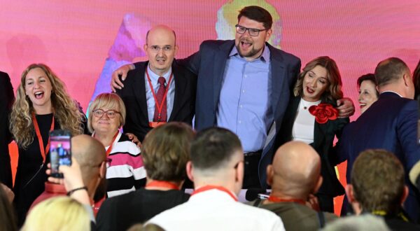 17.04.2024., Zagreb - Docek izbornih rezultata za Hrvatski saboru u stozeru koalicije Rijeke pravde koju cine Socijaldemokratska partija Hrvatske (SDP), Centar, Hrvatska seljacka stranka (HSS), "Dalija Oreskovic i ljudi s imenom i prezimenom", Narodna stranka Reformisti i Gradjansko-liberalni savez (GLAS) u prostorijama SDP-a na Trgu Drage Iblera.  Pedja Grbin sa suprugom Altanom Hodzic Photo: Marko Lukunic/PIXSELL