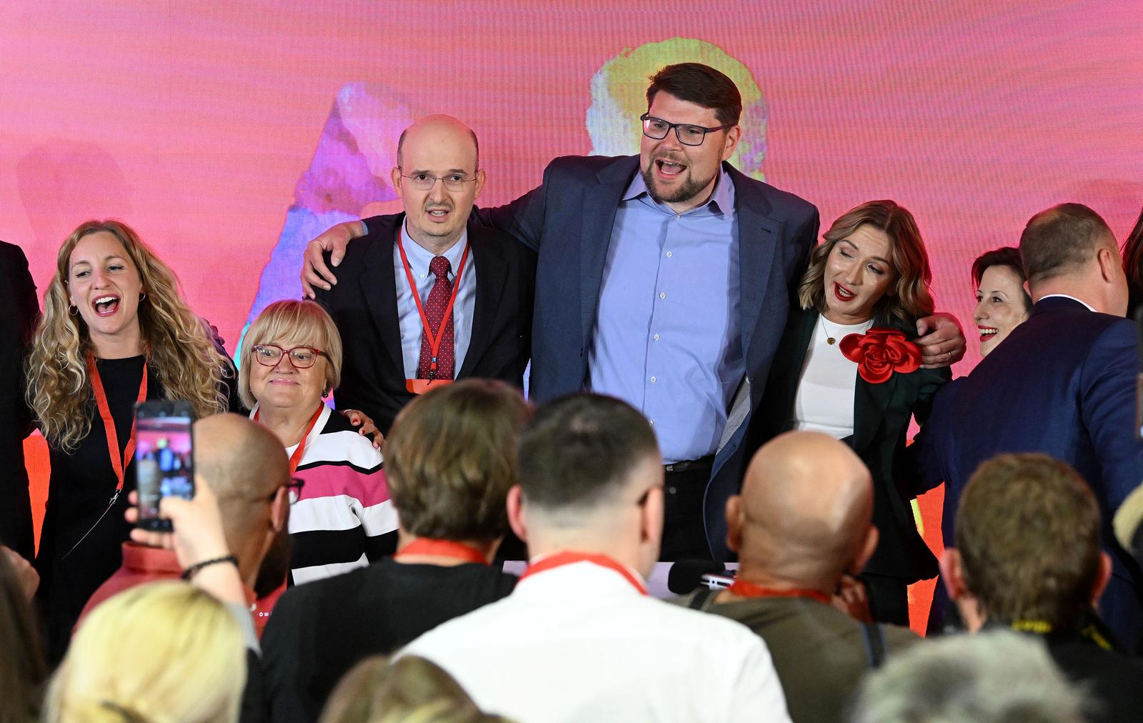 17.04.2024., Zagreb - Docek izbornih rezultata za Hrvatski saboru u stozeru koalicije Rijeke pravde koju cine Socijaldemokratska partija Hrvatske (SDP), Centar, Hrvatska seljacka stranka (HSS), "Dalija Oreskovic i ljudi s imenom i prezimenom", Narodna stranka Reformisti i Gradjansko-liberalni savez (GLAS) u prostorijama SDP-a na Trgu Drage Iblera.  Pedja Grbin sa suprugom Altanom Hodzic Photo: Marko Lukunic/PIXSELL