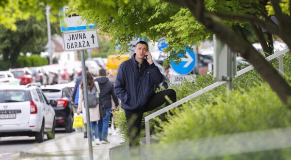 EKSKLUZIVNO 17.04.2024.,Zagreb   - Celnik Domovinskog pokreta Ivan Penava  razgovara na telefon ispred hotela Internacional. Jucer su odrzani Parlamentarni izbori na kojima je njegova stranka osvojila 14 mandata te je danas njegova stranka pozeljan koalicjski partner.  Nakon sto je docekao vozaca  Penava se zaputio u grad u nepoznatom smijeru Photo: Luka Batelic/PIXSELL