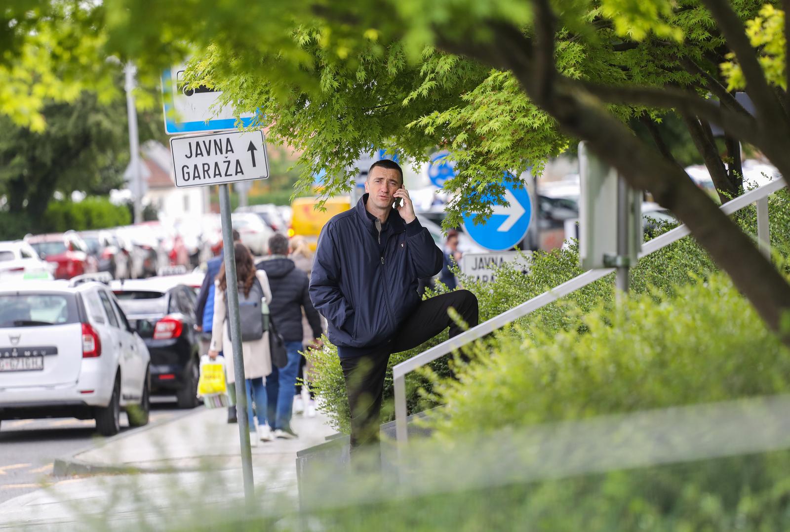 EKSKLUZIVNO 17.04.2024.,Zagreb   - Celnik Domovinskog pokreta Ivan Penava  razgovara na telefon ispred hotela Internacional. Jucer su odrzani Parlamentarni izbori na kojima je njegova stranka osvojila 14 mandata te je danas njegova stranka pozeljan koalicjski partner.  Nakon sto je docekao vozaca  Penava se zaputio u grad u nepoznatom smijeru Photo: Luka Batelic/PIXSELL