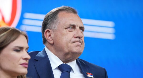 18.04.2024., Banja Luka, Bosna i Hercegovina -  Veliki miting pod nazivom "Srpska te zove" odrzava se na Trgu Krajine, a povod za okupljanje je, kako navode organizatori, rezolucija o Srebrenici o kojoj ce se raspravljati u svibnju u Generalnoj skupstini UN-a. predsjednik Republiek Srpske Milorad Dodik Photo: Dejan Rakita/PIXSELL