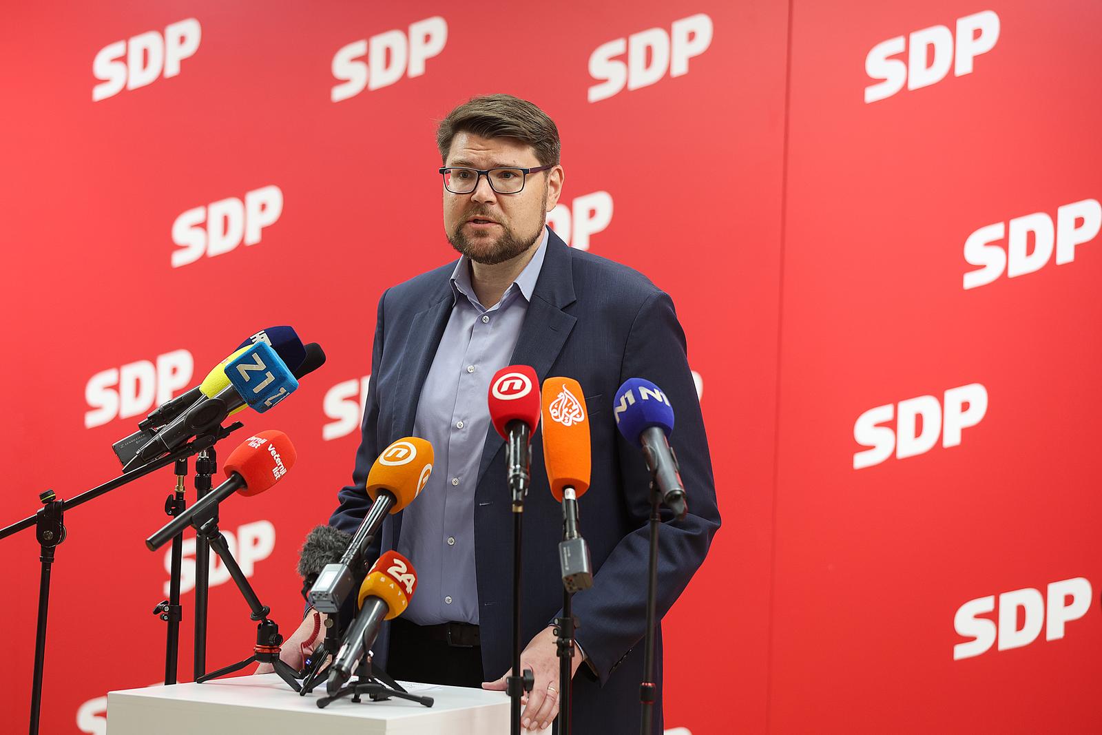 19.04.2024., Zagreb - Izvanredna konferencija za medije predsjednika SDP-a Pedje Grbina u sredisnjici stranke na Iblerovom trgu na kojoj ce komentirati priopcenje i upozorenje Ustavnog suda. Photo: Goran Stanzl/PIXSELL