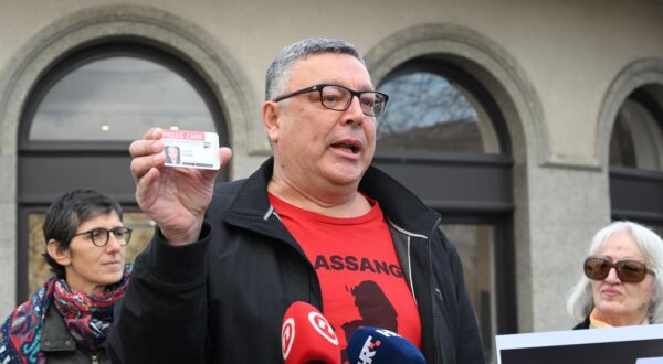20.02.2024., Zagreb - Ispred Novinarskog doma odrzana je akcija Medjunarodne i Europske federacije novinara protiv izrucenja Juliana Assangea SAD-u. Branko Mijic Photo: Davorin Visnjic/PIXSELL