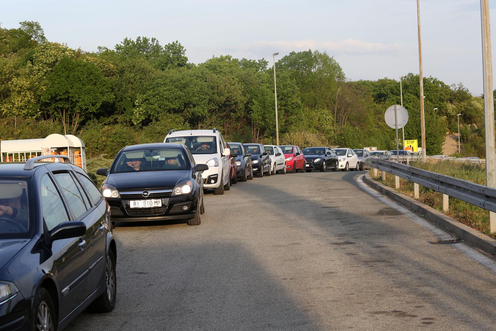 21.04.2020., Rijeka - Kolona vozila za McDrive McDonalds na benzinskoj postaji Vrata Jadrana sjever.  rPhoto: Goran Kovacic/PIXSELL