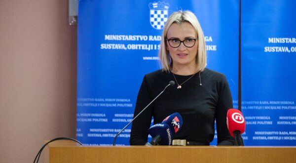 21.11.2022., Velika Gorica - Svecana sjednica Vijeca za djecu u sklopu koje je dodijeljena Nagrada za promicanje prava djeteta u 2022. godini odrzana je u dvorani Puckog otvorenog ucilista u Velikoj Gorici. Suzana Resetar.
 Photo: Davor Puklavec/PIXSELL