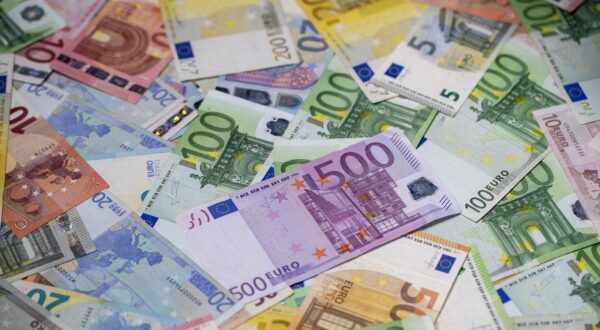 21.01.2022., Zagreb - Od 1. sijecnja 2023. godine, prema planu Vlade, platezno sredstvo u Hrvatskoj postat ce euro, a Hrvatska ce postati 20. clanica eurozone. Kuna ce time, nakon 28 godina koristenja, otici u povijest, dok ce hrvatski gradjani i sluzbeno postati korisnici eura. Ilustracija prelaska kune na euro. Photo: Igor Kralj/PIXSELL