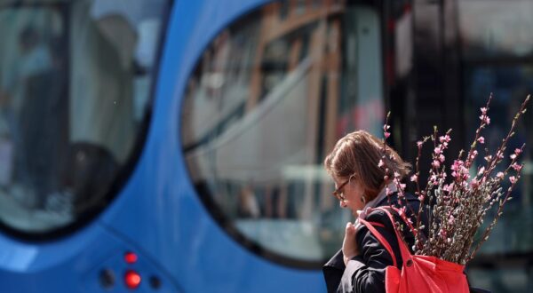 22.03.2024., Zagreb - Gradska svakodnevica u sredistu grada. Suncani dan i prave proljetne temperature ozivjele su gradske ulice a s njima i sve prolaznike koji su u dobrom rapolozenju u zivali u ovom preksranom danu. Photo: Sanjin Strukic/PIXSELL