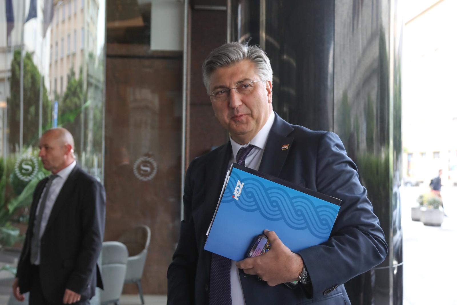 22.04.2024., Hotel Sheraton, Zagreb - Dolazak clanova HDZ-a na Predsjednistvo i nacionalno vijece koje se odrzava u Hotelu Sheraton. Photo: Luka Batelic/PIXSELL