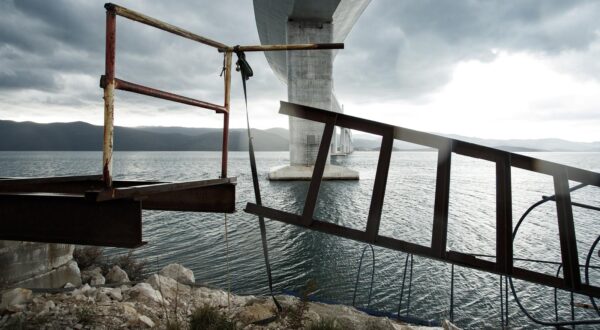 20.01.2022., Komarna - Svjetlosne promjene uzrokovane jugom u kratkom vremenskom periodu stvarale su razlicite i zanimljive prizore Peljeskog mosta.
 Photo: Milan Sabic/PIXSELL