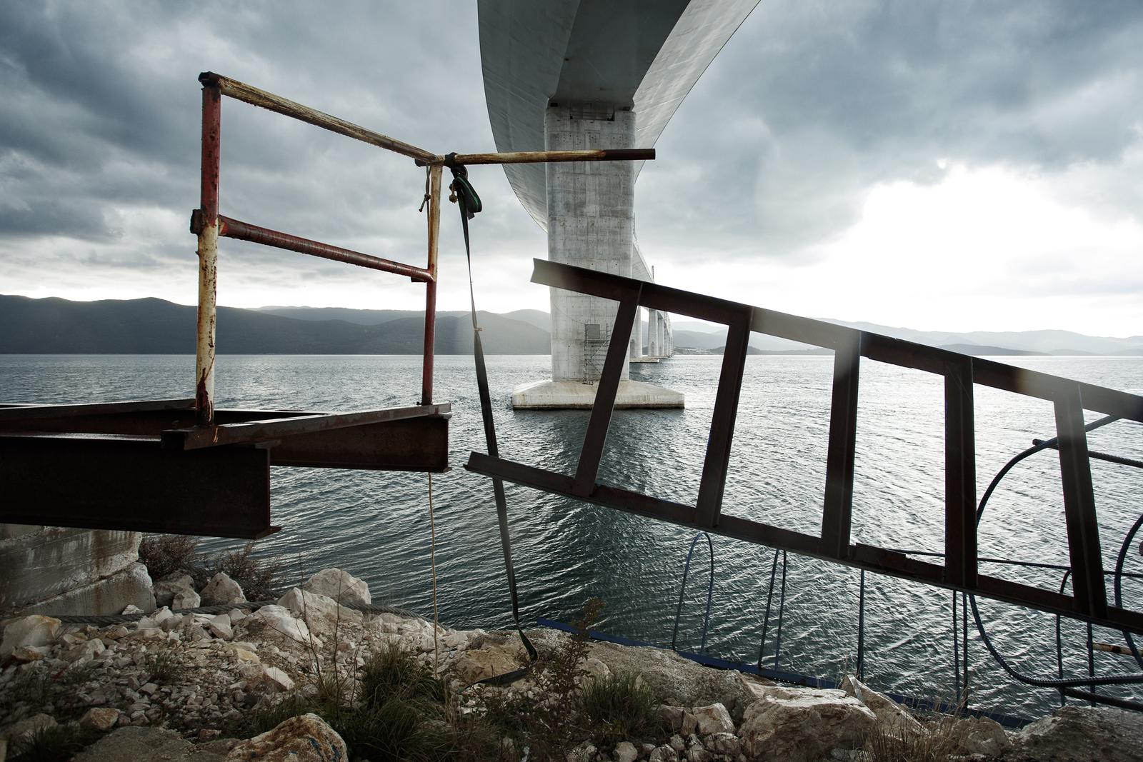 20.01.2022., Komarna - Svjetlosne promjene uzrokovane jugom u kratkom vremenskom periodu stvarale su razlicite i zanimljive prizore Peljeskog mosta.
 Photo: Milan Sabic/PIXSELL